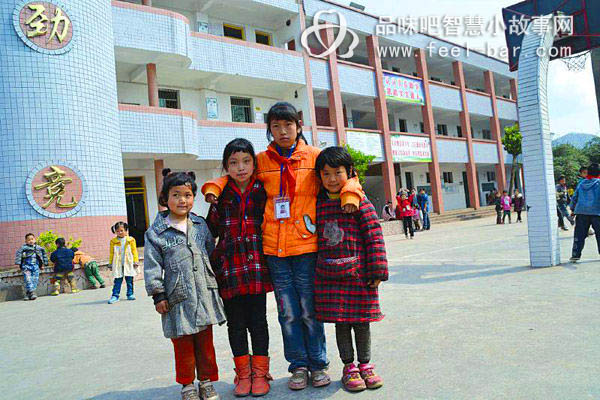 11歲女孩張雪群撐起一個(gè)家,照顧3個(gè)妹妹和82歲奶奶-平凡人不平凡的故事_平凡人感人小故事