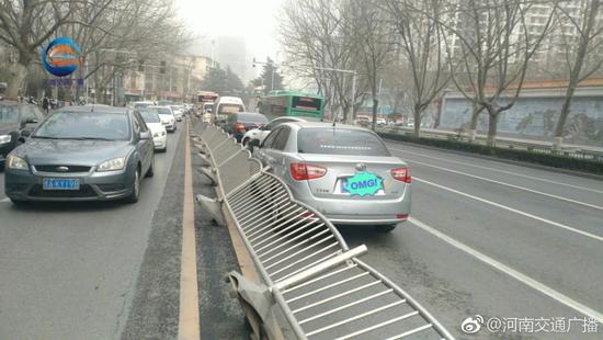 鄭州多條道路護欄倒地 通行請注意